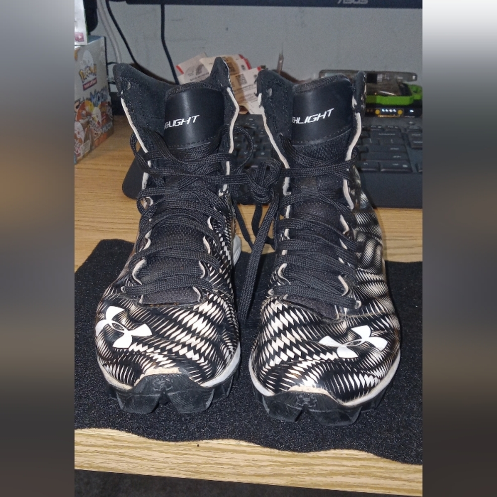 Kids Under Armour Black and White Highlight Cleats Size 2Y
